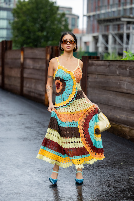 ragazza con abito crochet multicolore