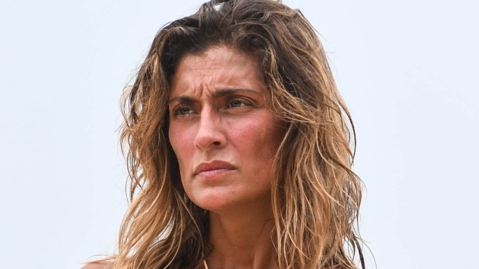 Isola dei Famosi: Elisa Isoardi mostra i muscoli, piange per il fratello ed è perdonata