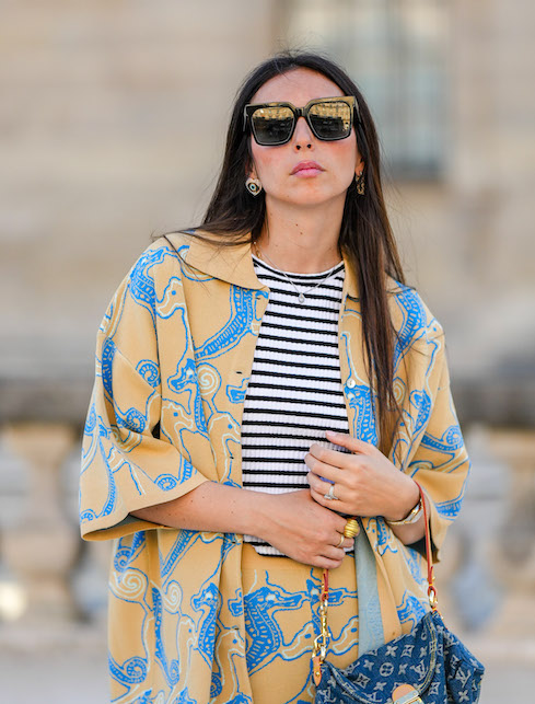 ragazza con maglia a righe e giacca a fiori