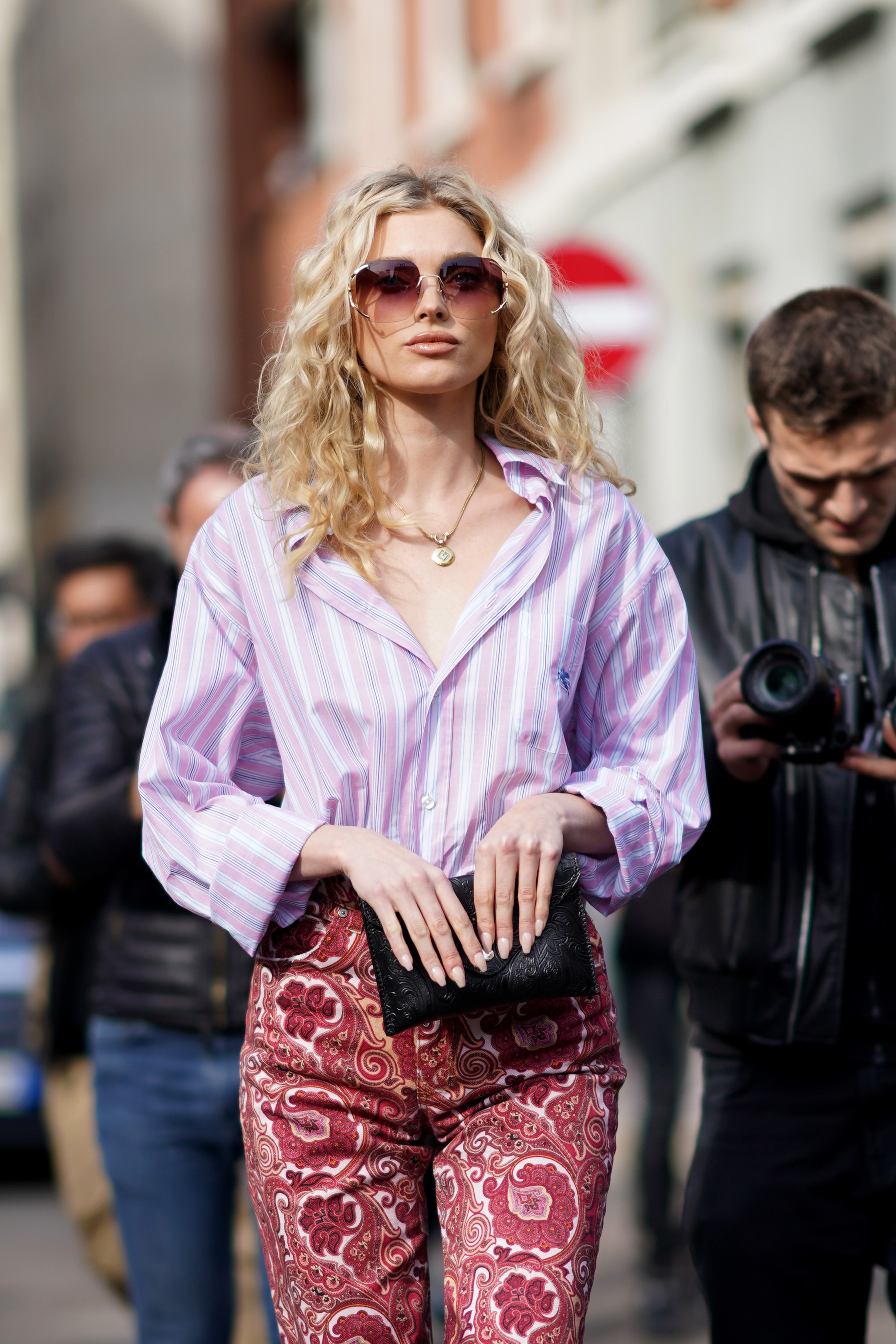 ragazza con maglia a righe e pantalone a fiori