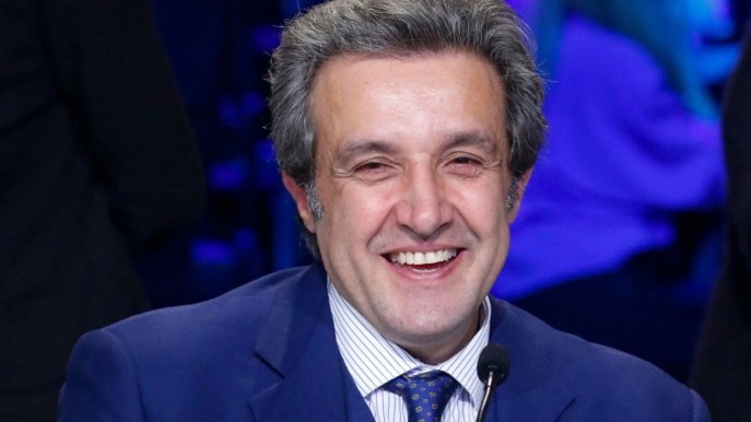 Flavio Insinna come Corrado, estate in tv con Il pranzo è servito