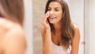 Tutto sul double gloss, la tecnica di tendenza per le labbra