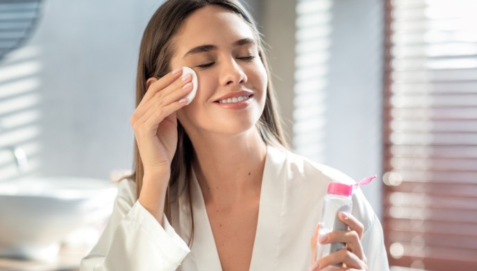 Struccare viso e occhi, l'acqua micellare
