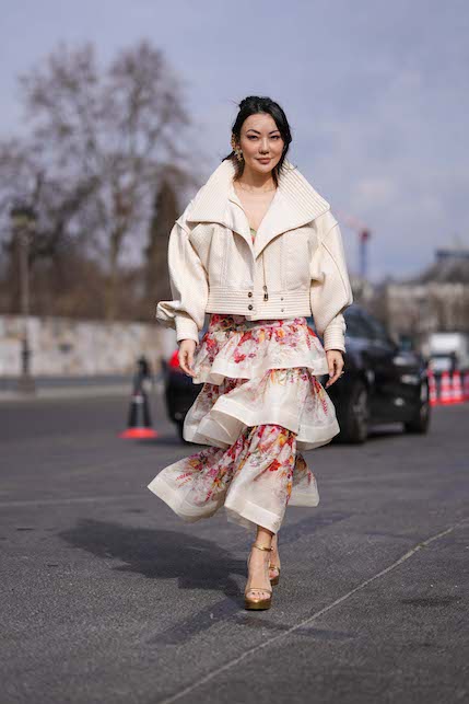 donna con giacca di pelle e gonna lunga a fiori