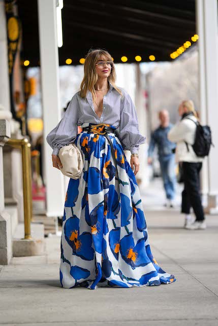 Ragazza con camicia e gonna lunga a fiori