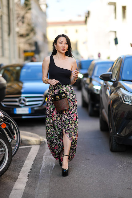 Ragazza con topo monospalla e gonna lunga a fiori