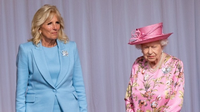 Jill Biden e il tè con la Regina: la First Lady incantevole in azzurro