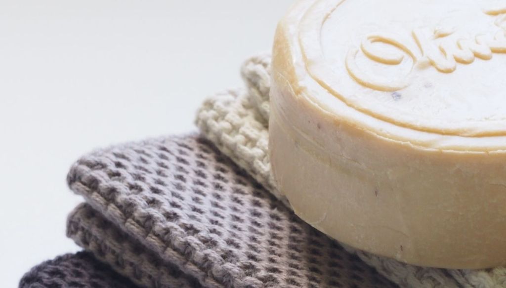 shampoo solido saponetta su asciugamano