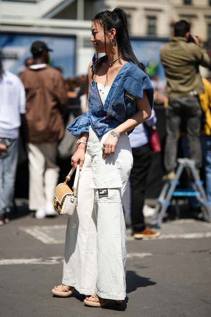 ragazza con pantaloni in lino