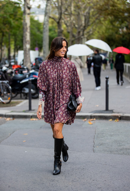 ragazza con abito in stampa paisley
