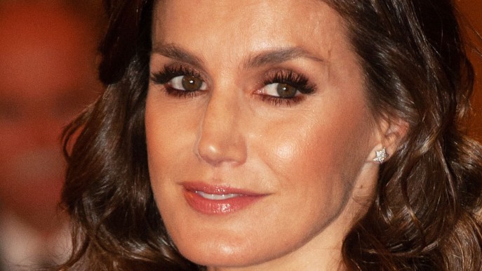 Letizia di Spagna brilla al gala con l’abito di cristalli. E Leonor è in rosso