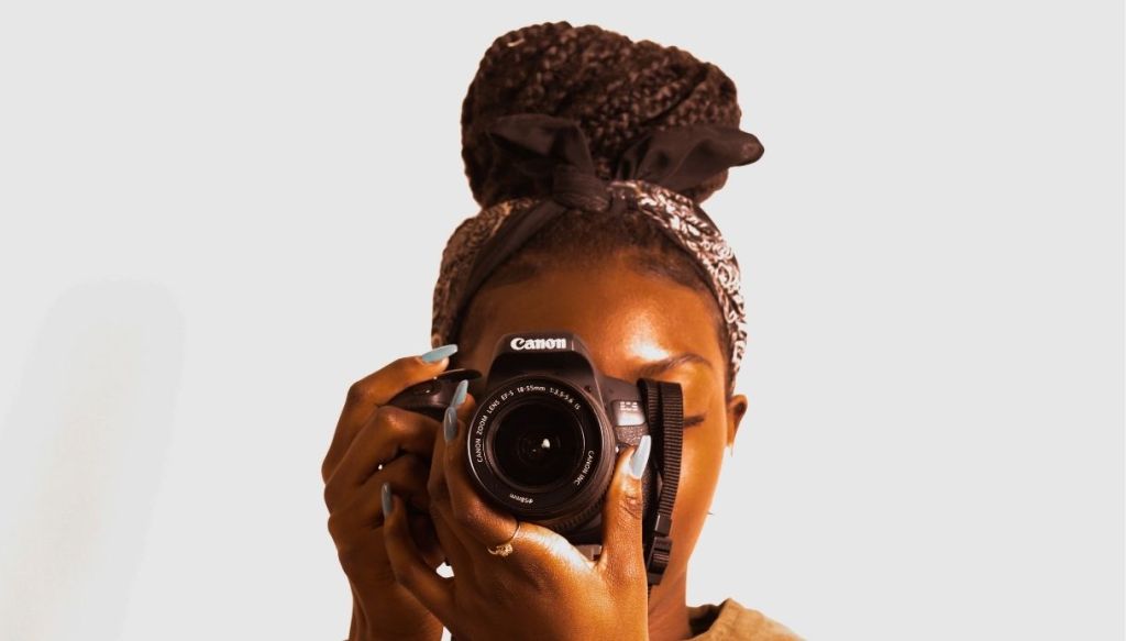 Ragazza nera capelli afro treccine con bandana capelli