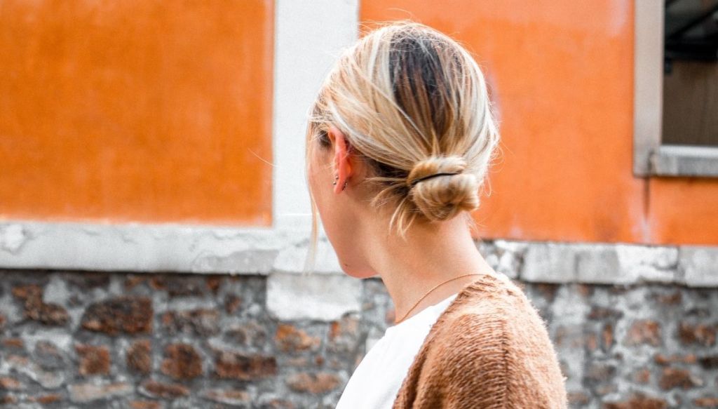 Ragazza bionda chignon basso crocchia bassa raccolto capelli
