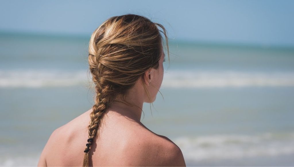 ragazza bionda biondo cenere di schiena con treccia attaccata alla testa