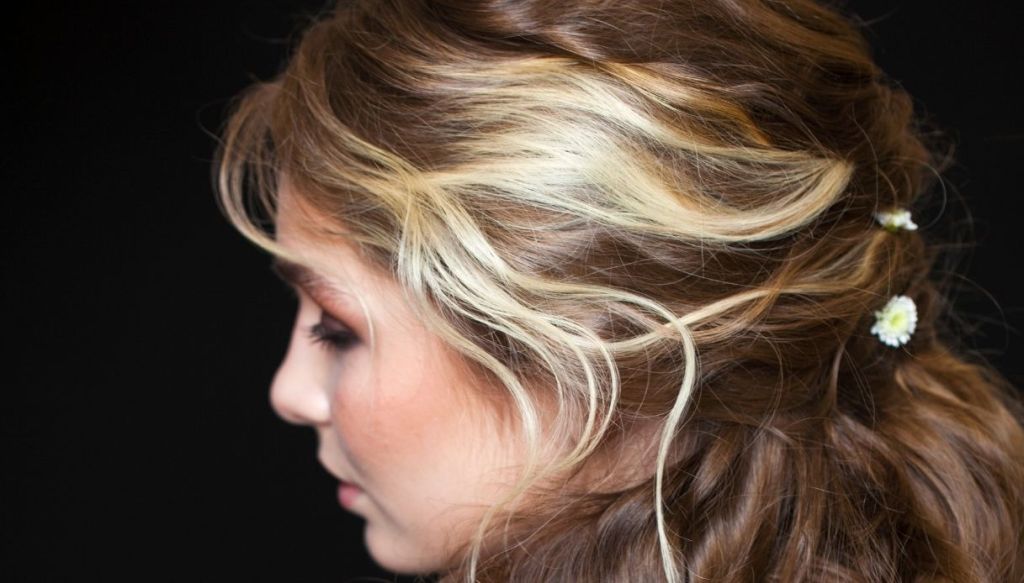 ragazza meches biondo semi raccolto capelli medi long bob