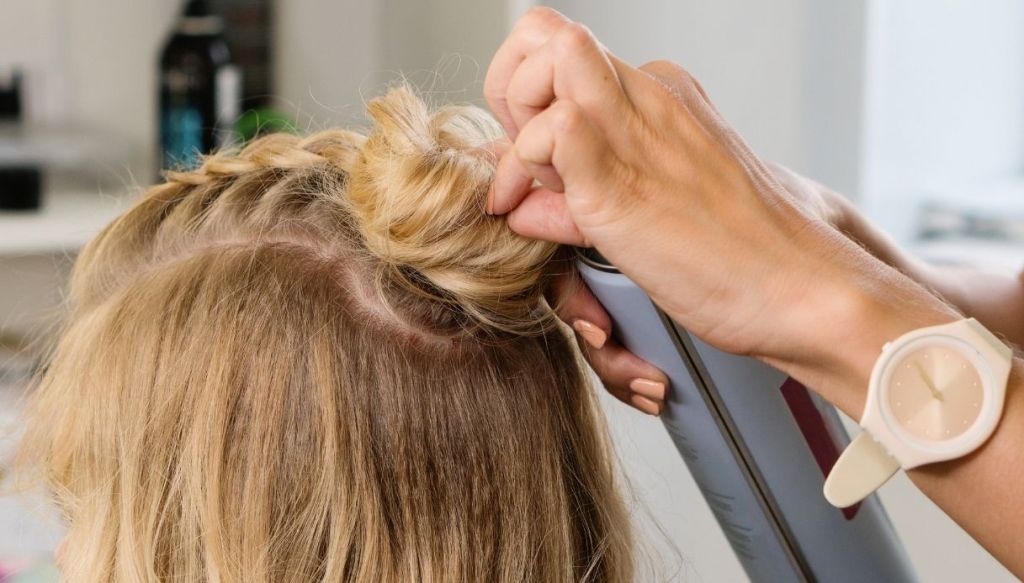 capelli biondi semi raccolto capelli corti medi