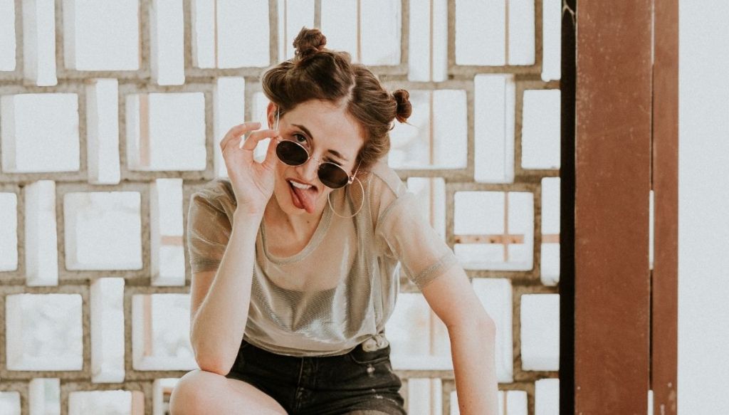 Capelli raccolti ragazza mora linguaccia con space buns codini