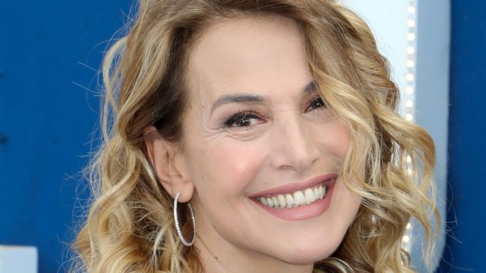 Barbara D’Urso in costume bianco su Instagram: a 65 anni fa ancora sognare