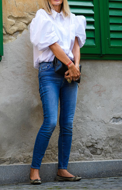 Ragazza con camicia con maniche baloon e jeans