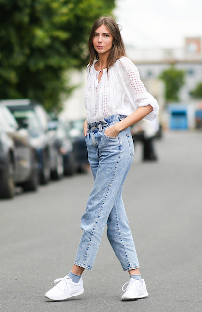 Ragazza con camicia lavorata e jeans