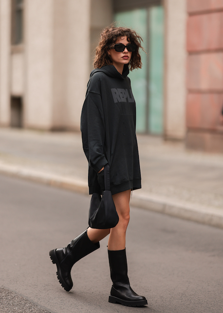 ragazza con felpa nera e combat boots