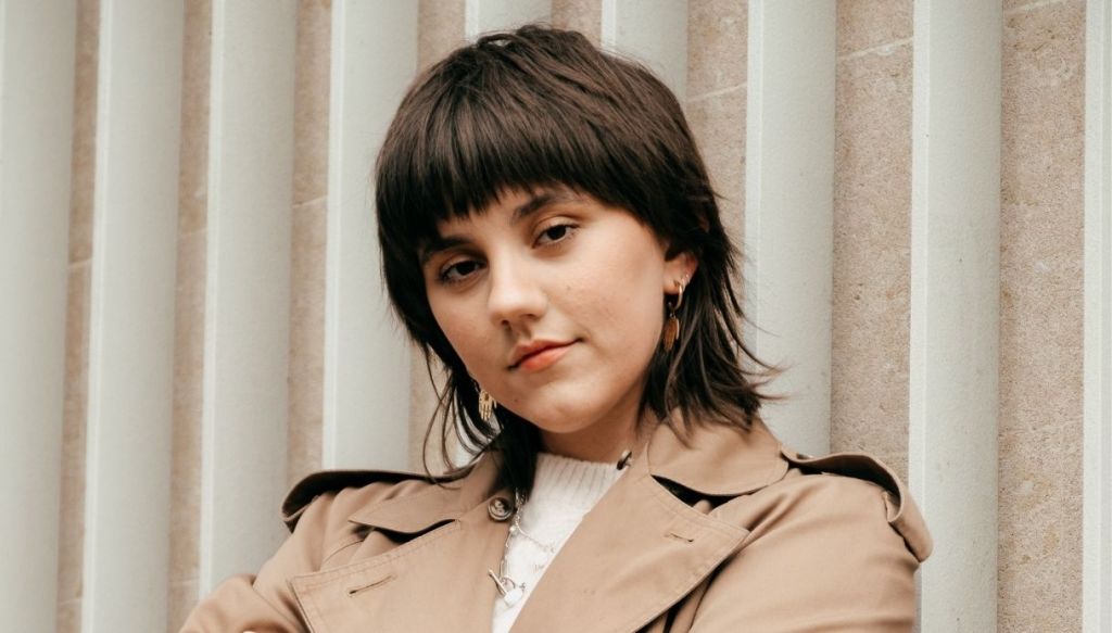 ragazza mora taglio mullet hair