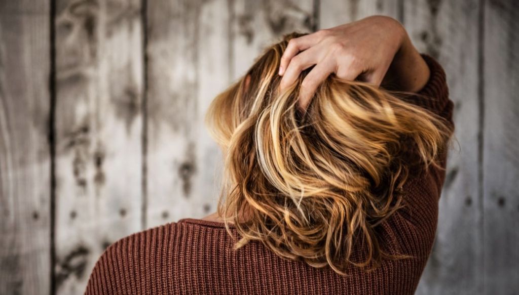 ragazza bionda meches long bob taglio capelli medio spalle