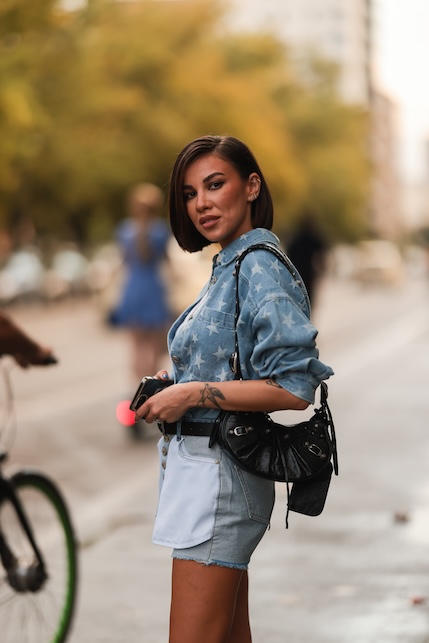 ragazza con camicia in jeans con le stelle