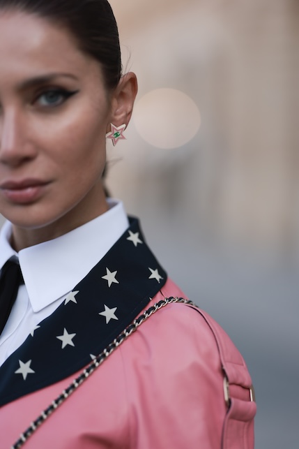ragazza con giacca fucsia con rever a stelle bianche e nere