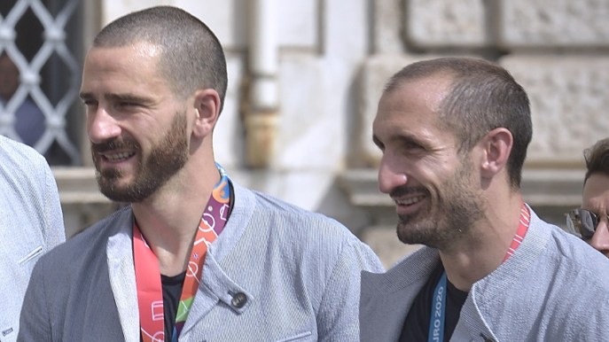Chiellini e Bonucci, vacanze in Sardegna: teneri papà e compagni innamorati