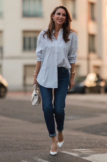 Donna con jeans e camicia a righe
