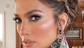 Jennifer Lopez è a Venezia: il look esotico e floreale è già storia