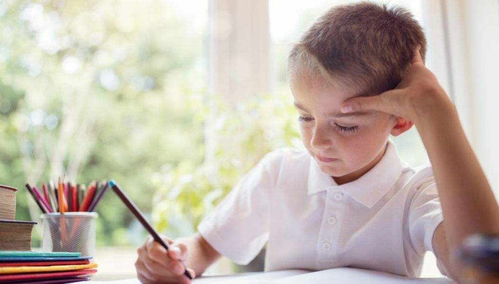 Bambino fa i compiti di scuola