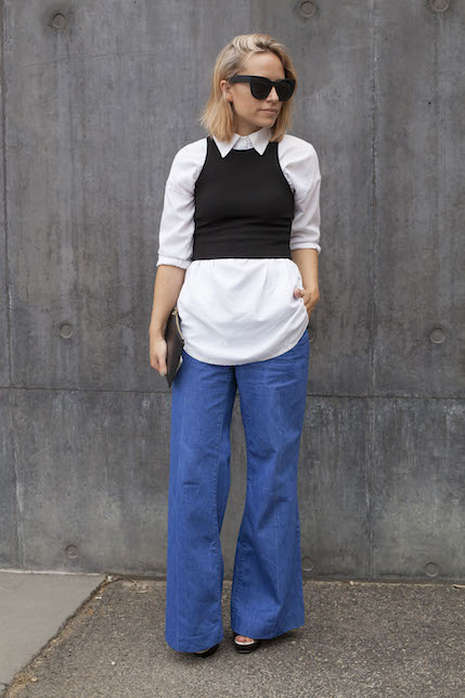 ragazza con jeans palazzo, camicia bianca e gilet