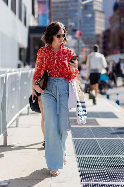 ragazza con jeans palazzo e blusa a fiori