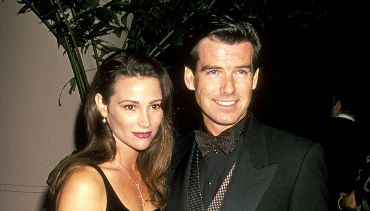 Pierce Brosnan e la moglie Keely Shaye Smith negli anni Novanta
