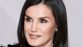 Letizia di Spagna superlativa: la camicia bianca con spacchi che dobbiamo avere
