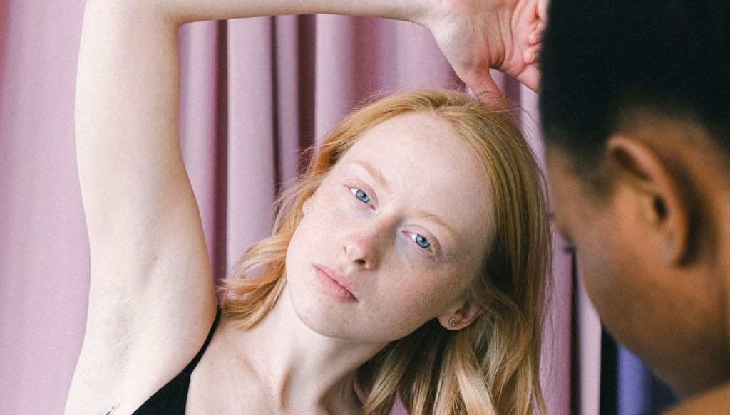donna pelle chiara capelli biondi ascelle