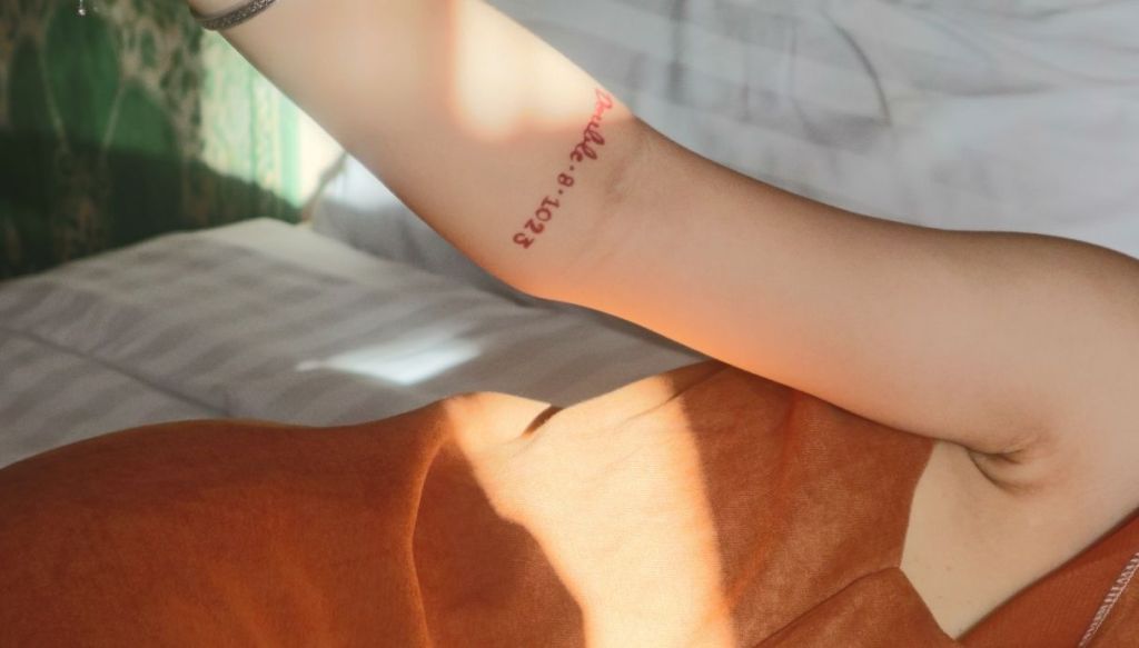 tatuaggio ascella vestito arancione