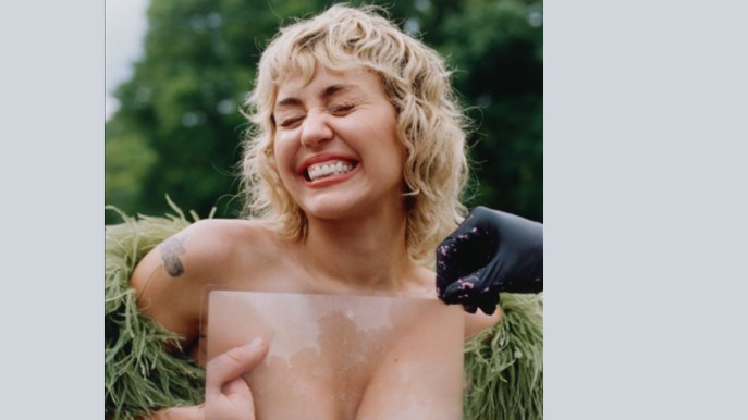 La ragazzaccia del rock colpisce ancora: a nudo su Interview