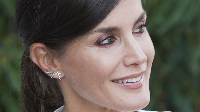 Letizia di Spagna cede alla gonna del potere ed è ancora una favola