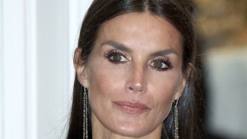 Letizia di Spagna, cappotto iconico e stivali in pelle: non passa inosservata