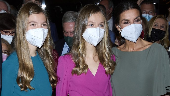 Letizia di Spagna in oro e piume. Ma Leonor in fucsia le ruba la scena