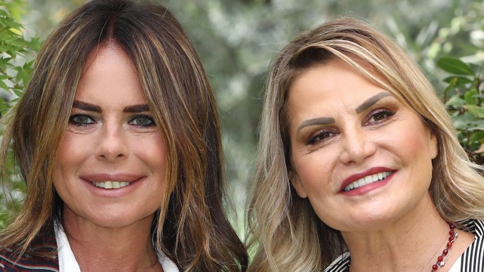 Citofonare Rai2, Simona Ventura e Paola Perego in accappatoio: dove e quando vederle