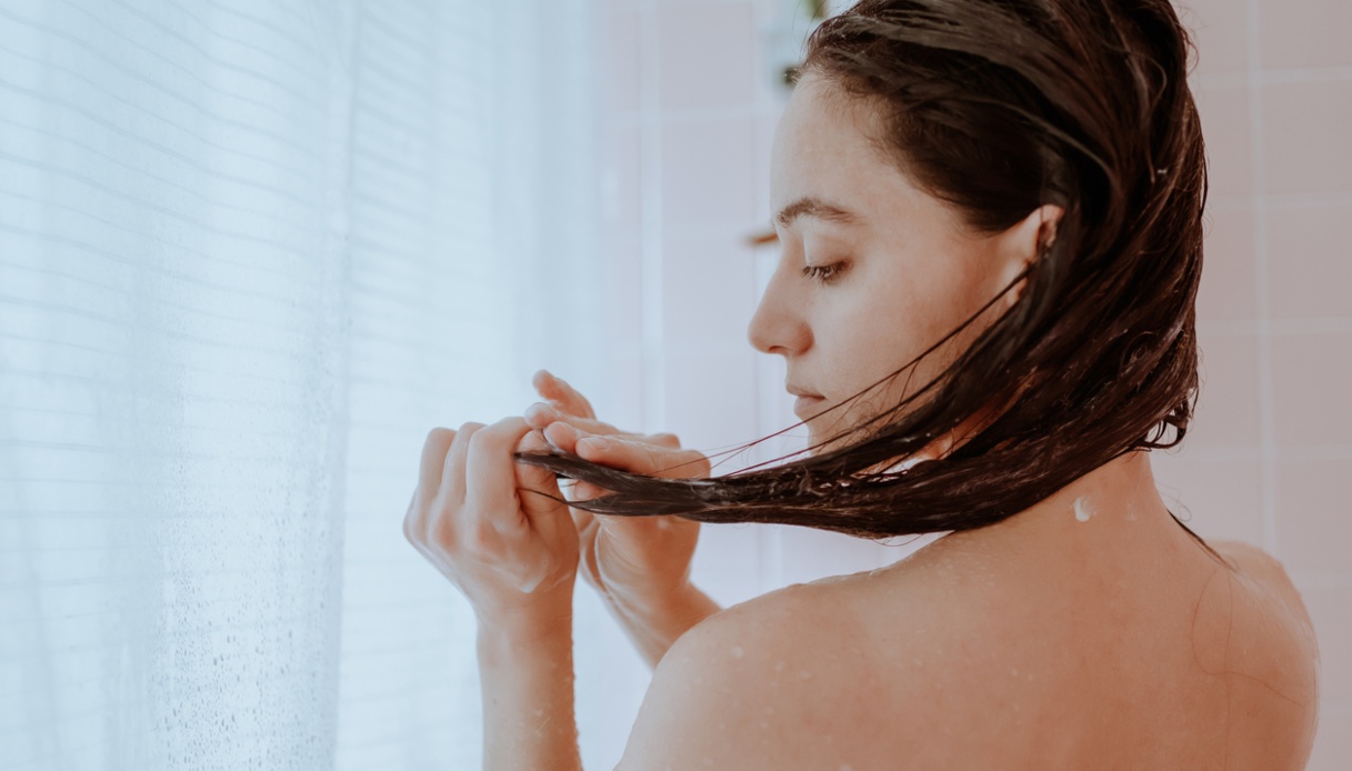 Cura dei capelli di notte: la maschera, un grande alleato