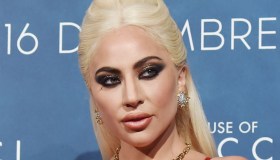 Lady Gaga a Milano, l’abito rosso da femme fatale è irresistibile
