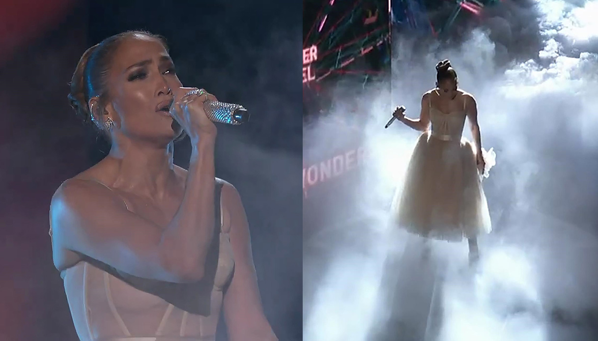 Jennifer Lopez in abito da sposa agli AMAs