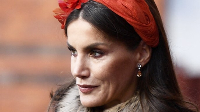 Letizia di Spagna, look gioiello con perle e diamanti. E rischia col cappello a fascia
