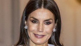 Letizia di Spagna seduce col top aderente e gli stivali rosso fuoco
