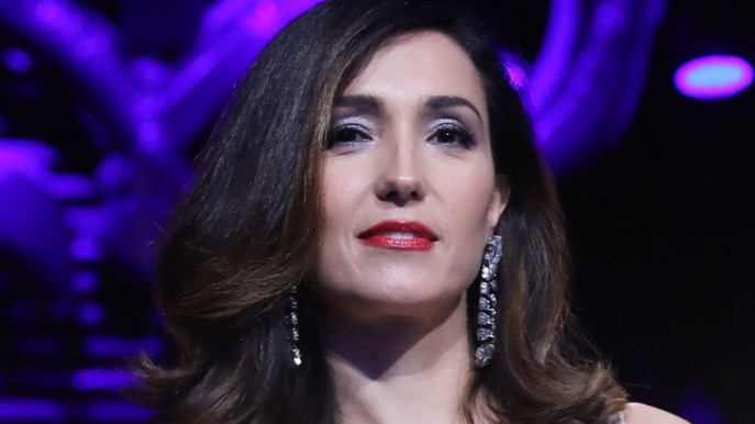Caterina Balivo da capogiro: paillettes e scollatura profonda su Instagram